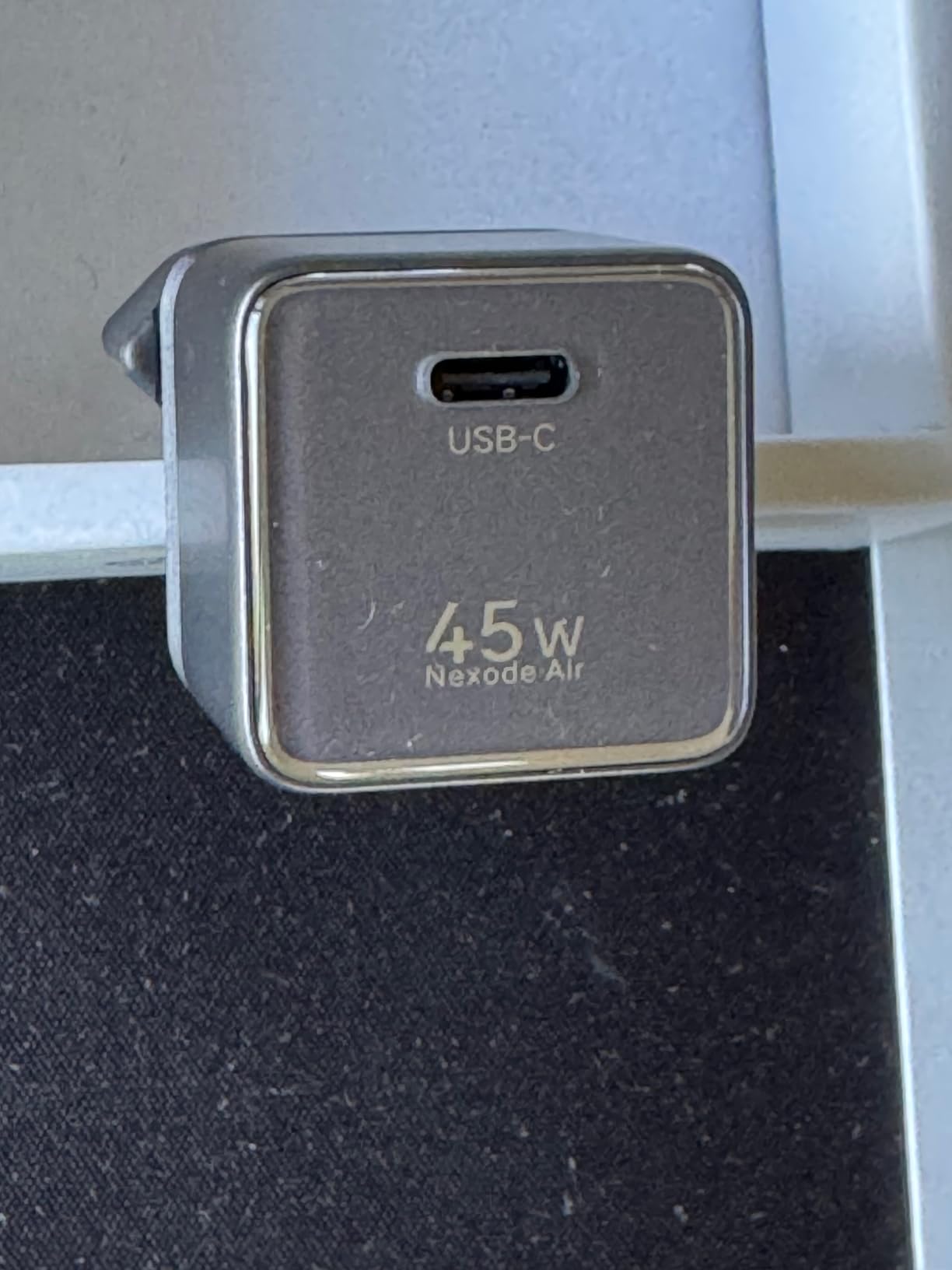 Carica MacBook Air senza problemi anche in videochiamata con tante app aperte, mai un calo di potenza, davvero affidabile per tutti i giorni e consigliato a chi cerca un caricatore compatto da portare sempre dietro