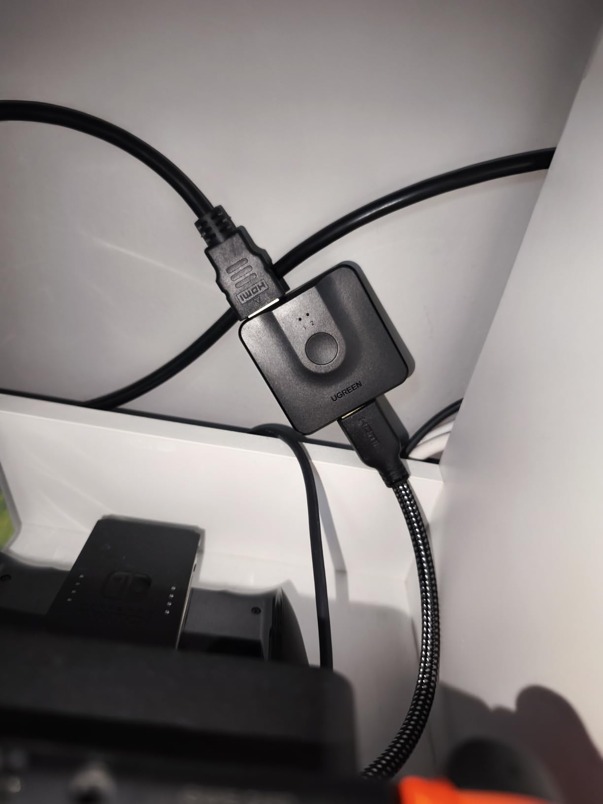 Fini al via vai di cavi dietro la TV